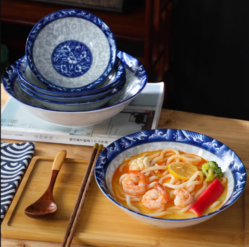 Велика японська миска для рамену, керамічний посуд, синьо-біла порцелянова миска з бамбуковою капелюхом діаметр 7" (17.5 см)